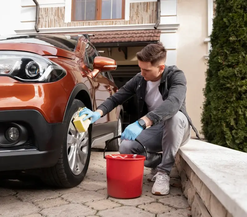 Lavage auto à domicile La Ville-du-Bois : professionnel intervenant sur un véhicule